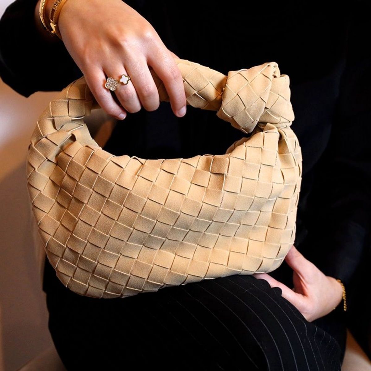 Suède Mini Tas met Gevlochten Structuur en Knoophandvat